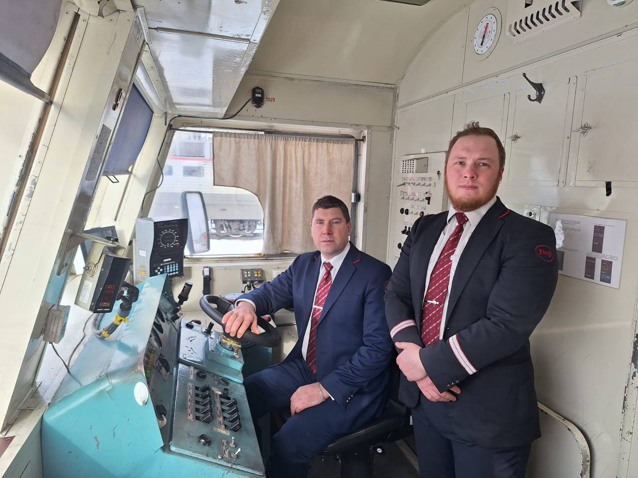 Машинист локомотива вместе с помощником спасли женщину от гибели