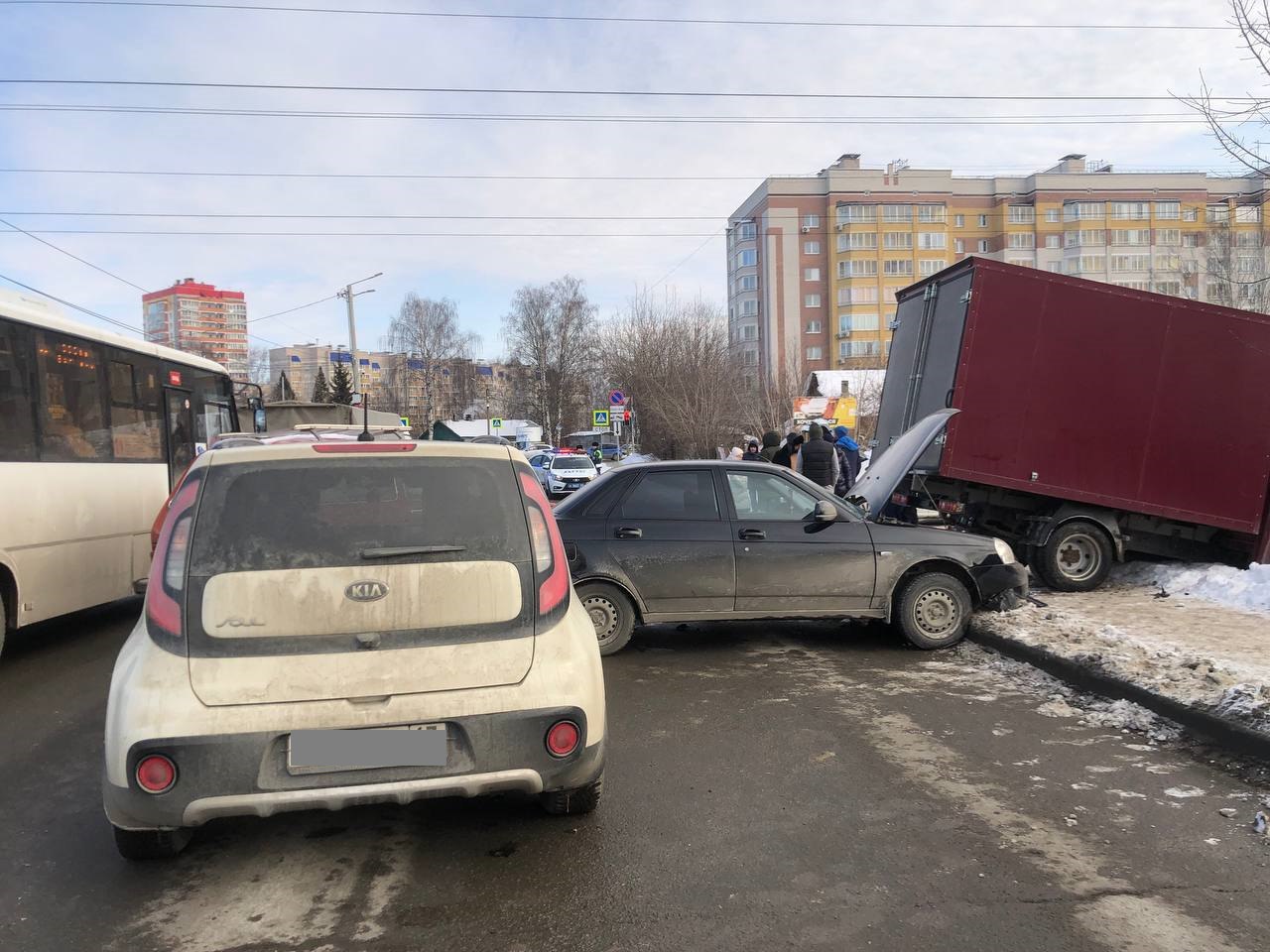 В Кирове после столкновения пяти автомобилей на «ВАЗ» упал забор