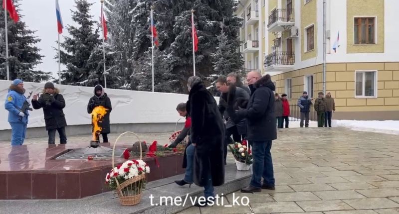 В Кирове на набережной Грина состоялось возложение цветов к Вечному огню