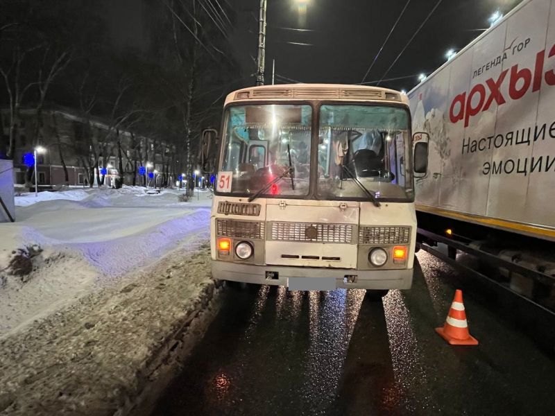 В Кирове молодая девушка травмировалась в автобусе