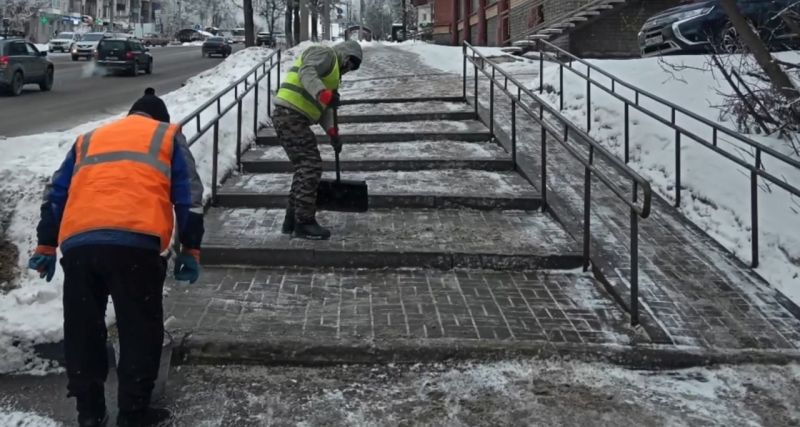 В Кирове подрядчики продолжают бороться со скользкостью на тротуарах