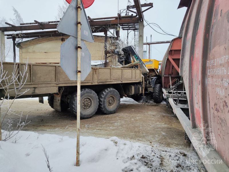 На железнодорожном переезде в Кирове столкнулись КАМАЗ и грузовой состав