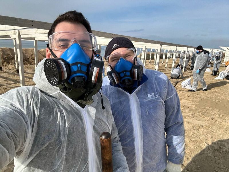 Кировчане помогают в ликвидации последствий разлива нефтепродуктов в Краснодарском крае