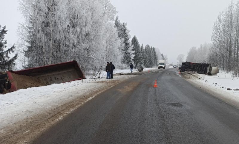 Два грузовика перевернулись на трассе «Киров-Русское»
