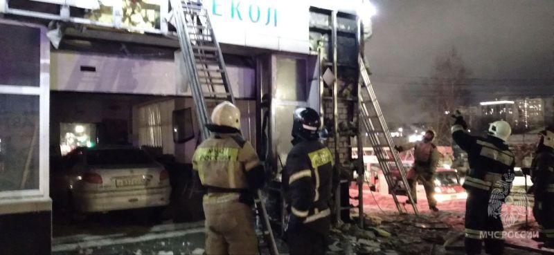 В Кирове сегодня вечером загорелся магазин