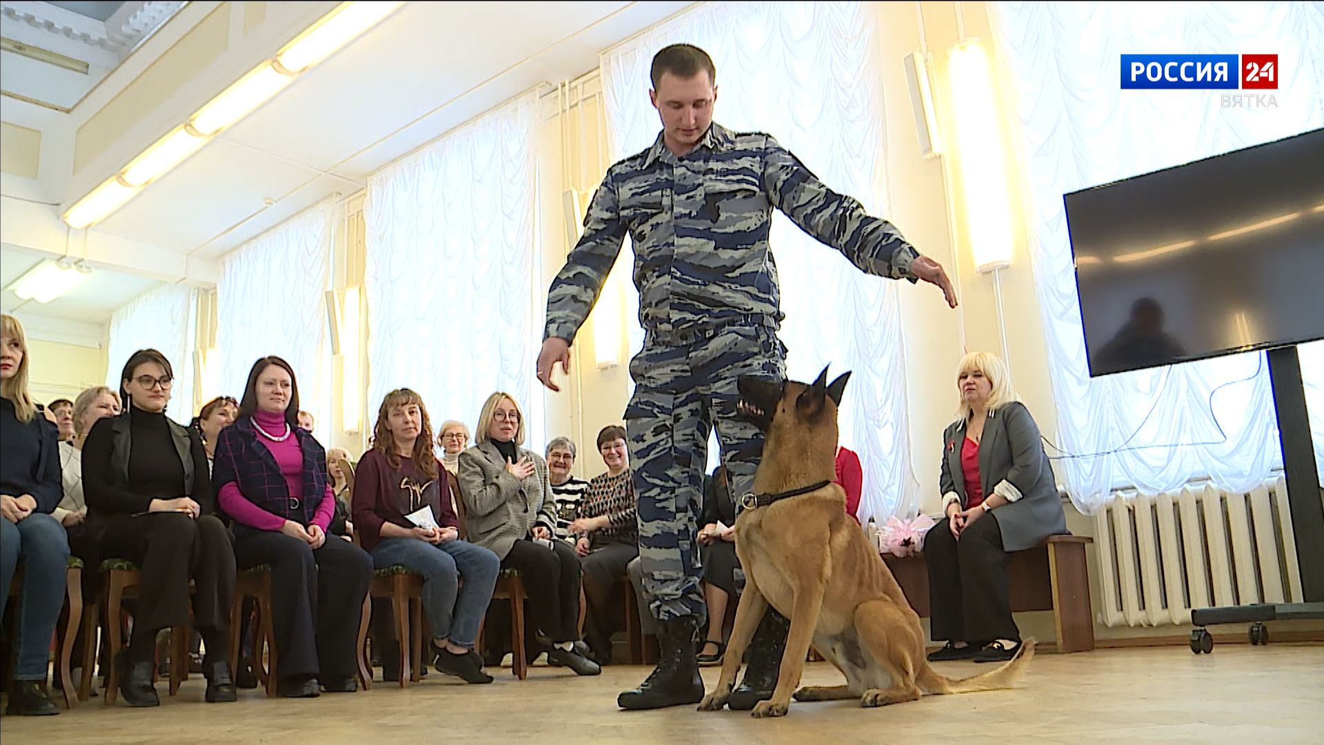 Кировские кинологи поздравили работников библиотеки имени Герцена с 8 марта