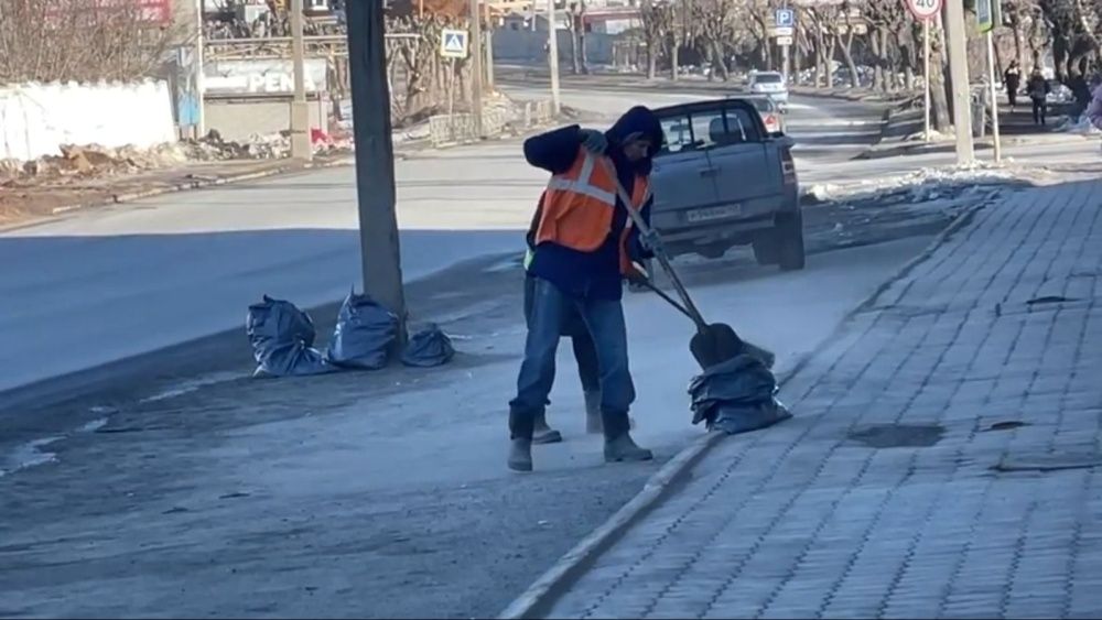 Подрядчики в Кирове начали сезонную уборку уличного смета