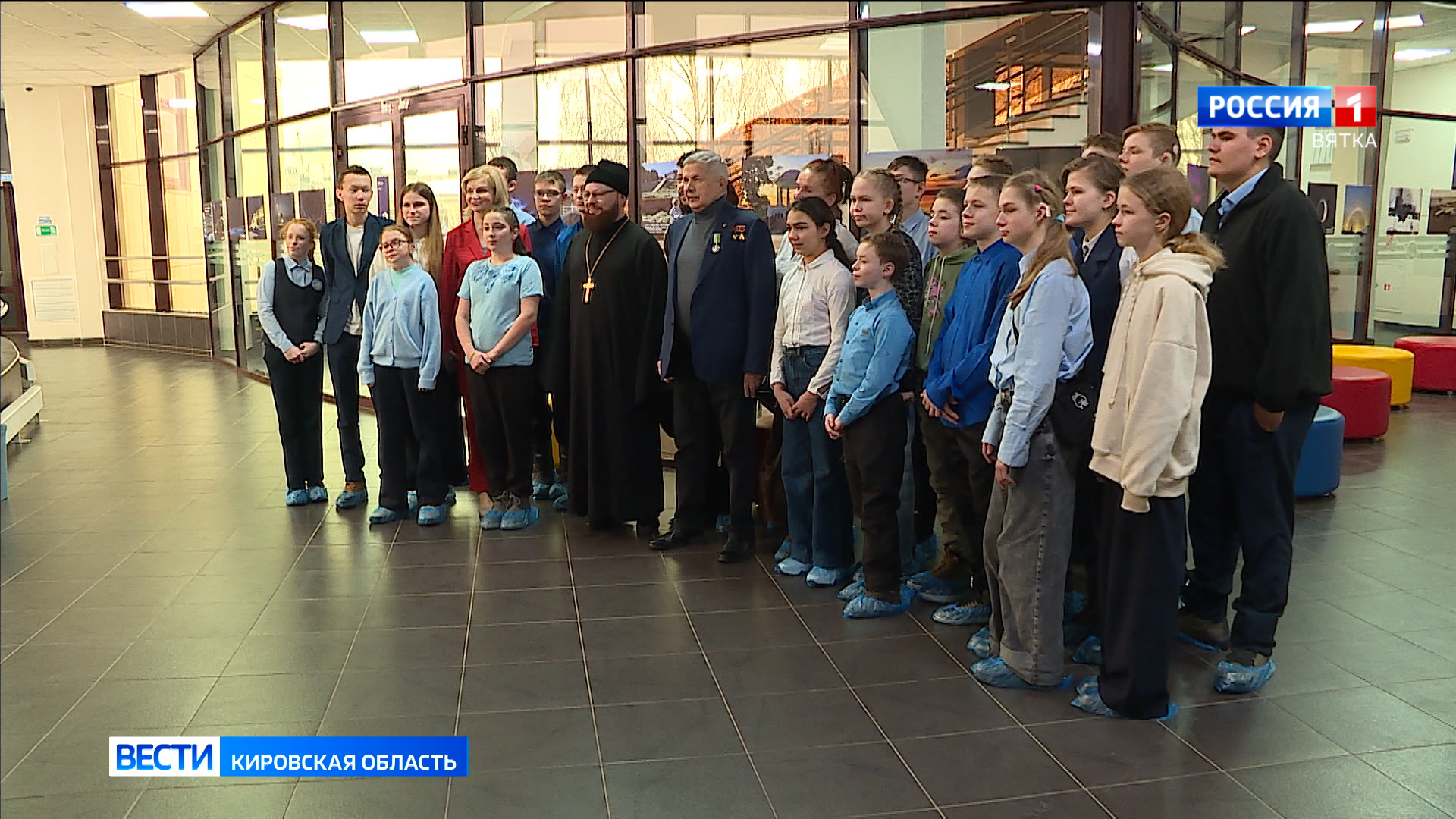 В кировском космоцентре глухим и слабослышащим подросткам показали фильм с сурдопереводом