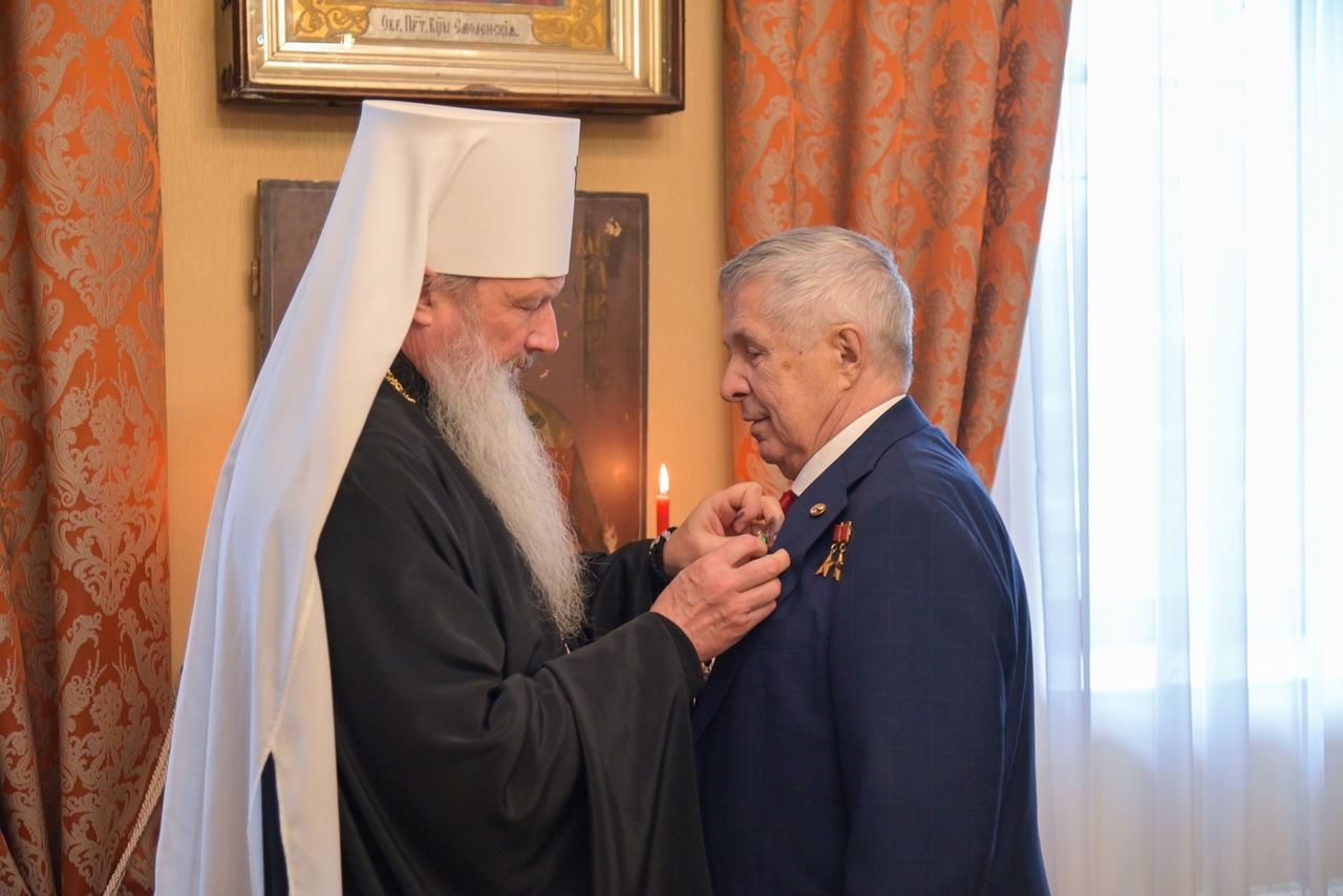 Митрополит Марк наградил космонавта Виктора Савиных медалью Трифона Вятского