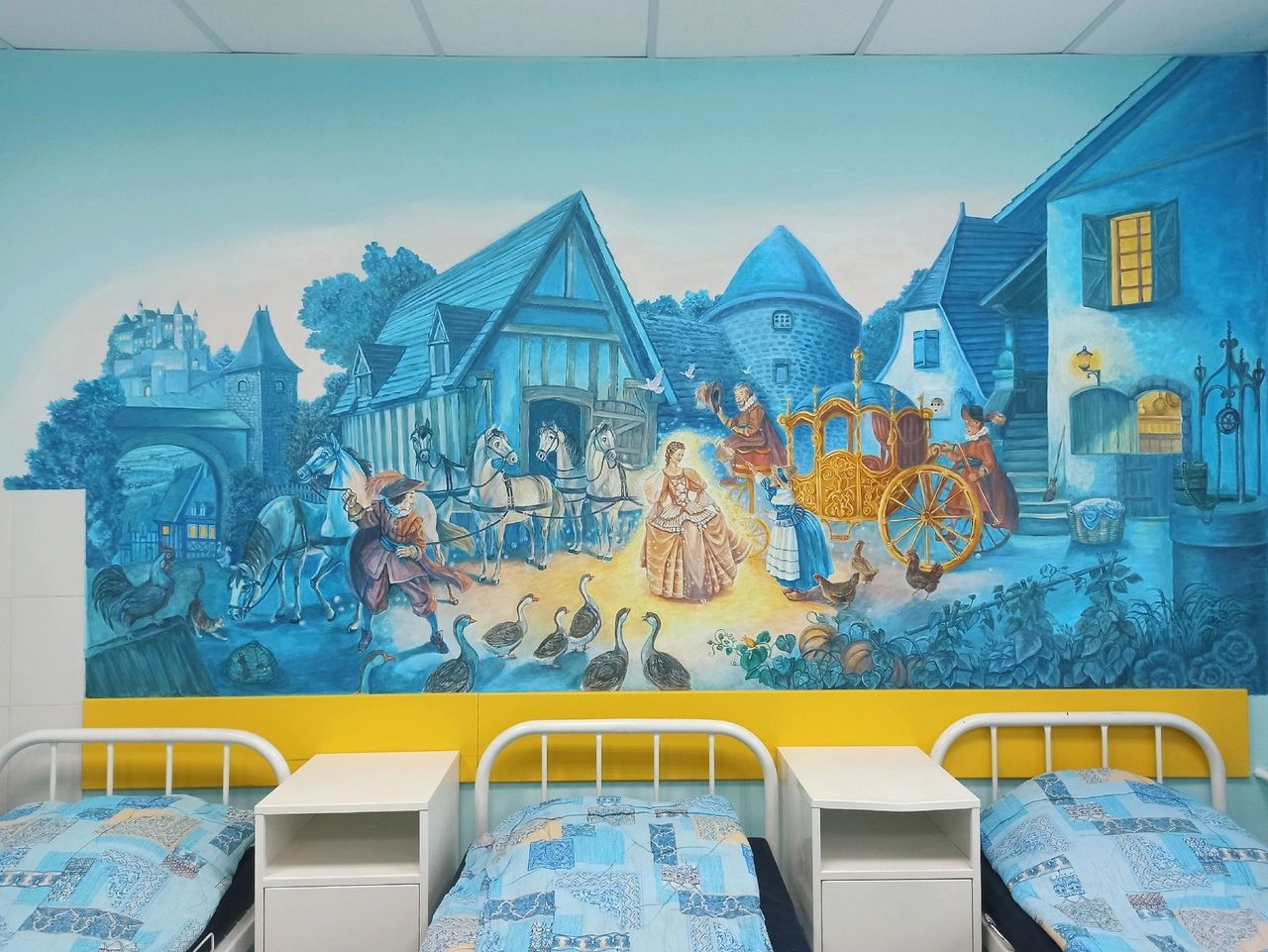 Палаты кировского Центра травматологии украсили новые рисунки