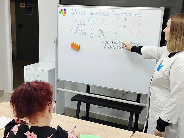 Более 4 тысяч пациентов с хроническими заболеваниями прошли обучение в школах здоровья