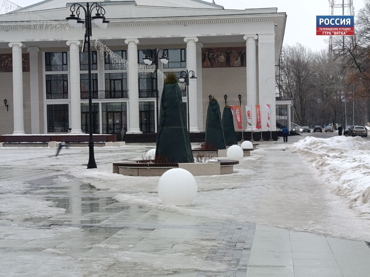 В Кирове до начала периода активного солнца затенили туи