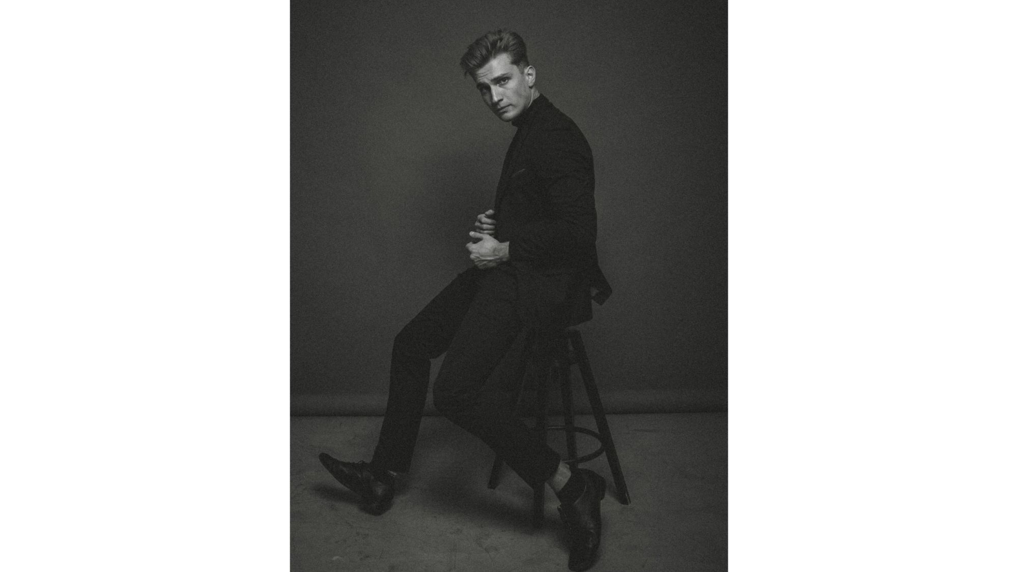 «Интересно было бы сыграть все»: интервью с актером Кировского драмтеатра Никитой Воробьевым