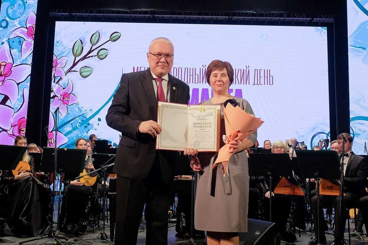 Александр Соколов наградил почетной грамотой работника социальной сферы