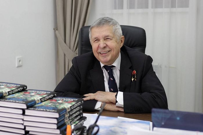 Виктора Савиных наградили орденом Гагарина