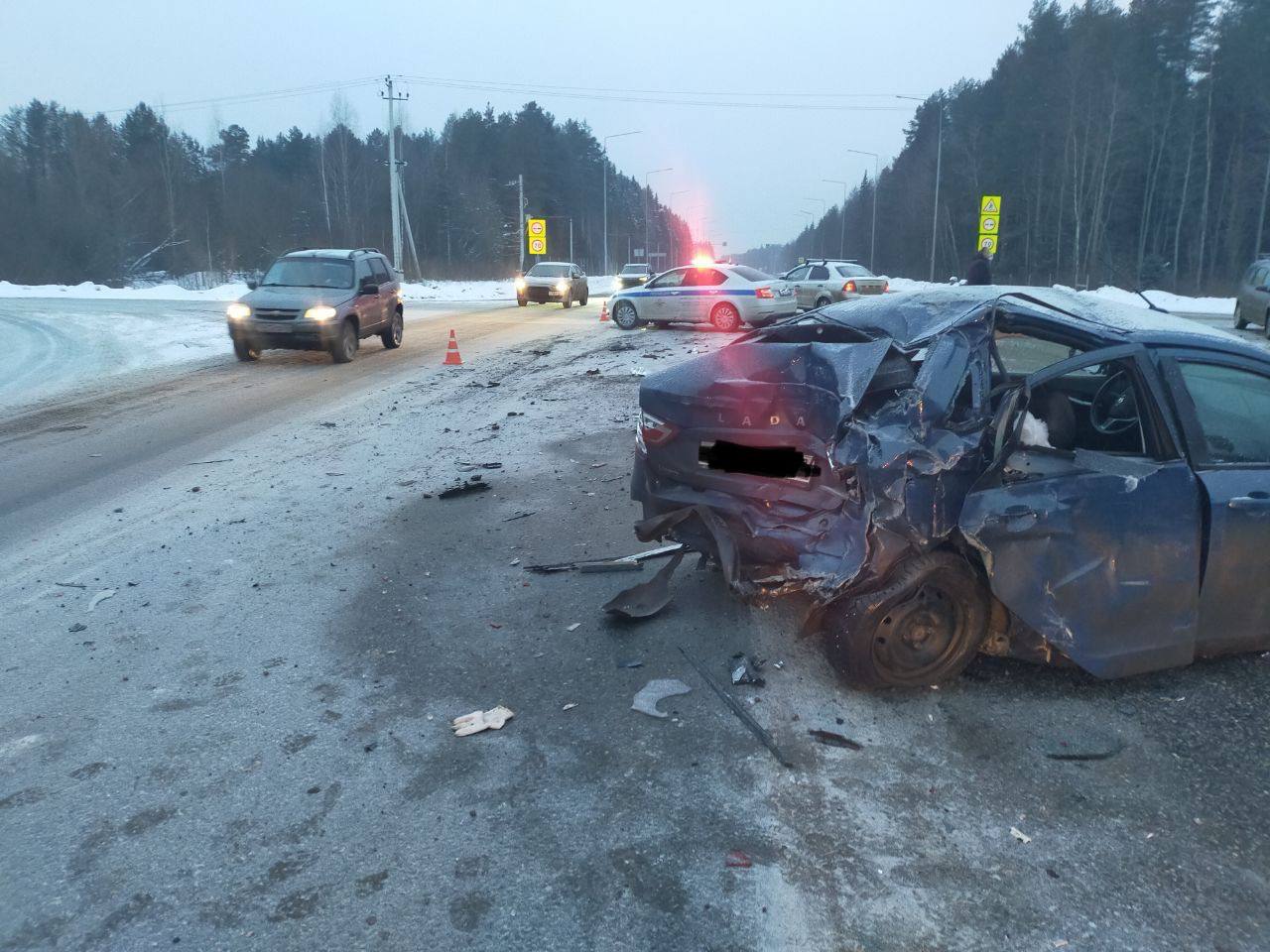 На Южном обходе Кирова в Кирово-Чепецком районе столкнулись две легковушки и грузовик