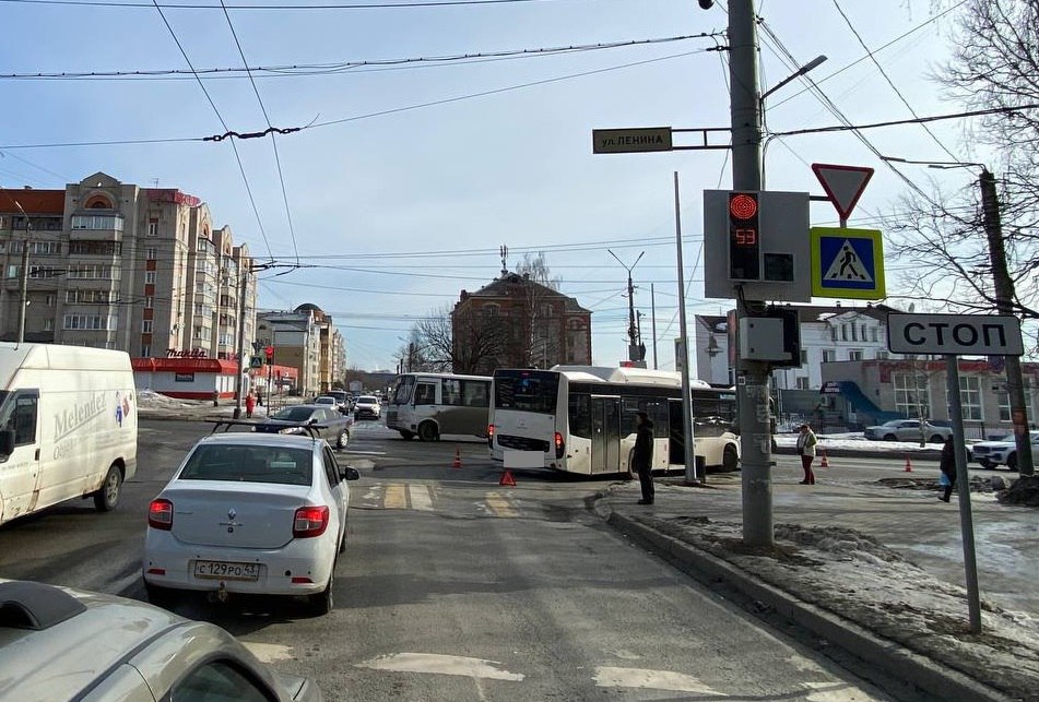 В Кирове на улице Ленина автобус сбил женщину