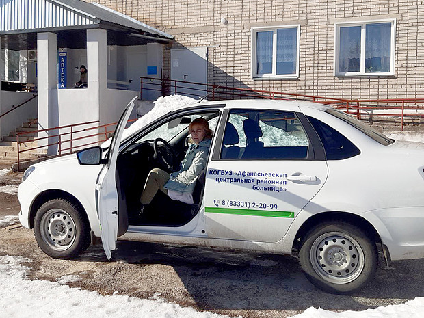 Автопарк районных больниц Кировской области пополнится ещё десятью автомобилями