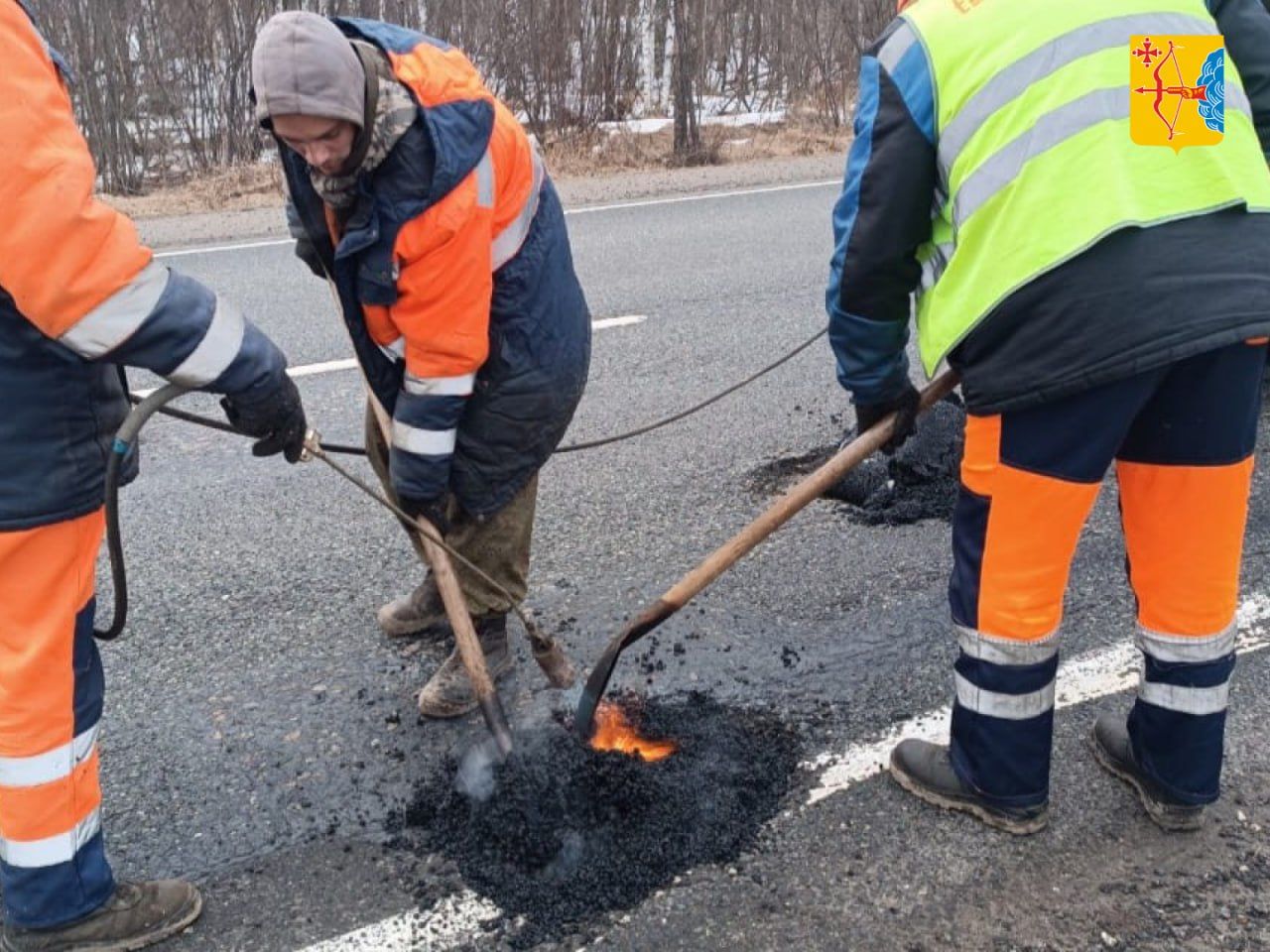 На участках федеральной трассы Р-243 устраняют ямы