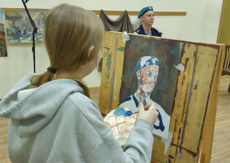 Юные кировчане рисуют портреты героев современной России