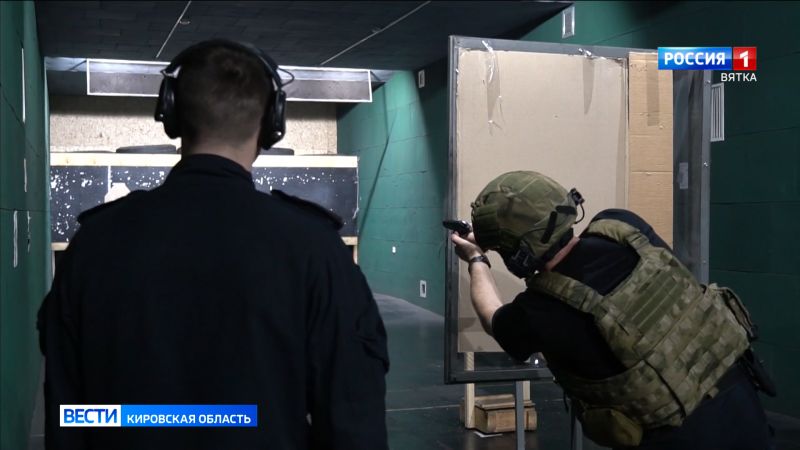 В Кирове сотрудники СОБР отметили день образования отряда соревнованиями по тактической стрельбе