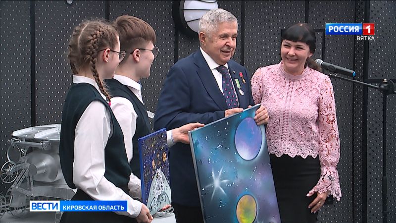 В космоцентре прошел международный онлайн урок «Космонавт-100»