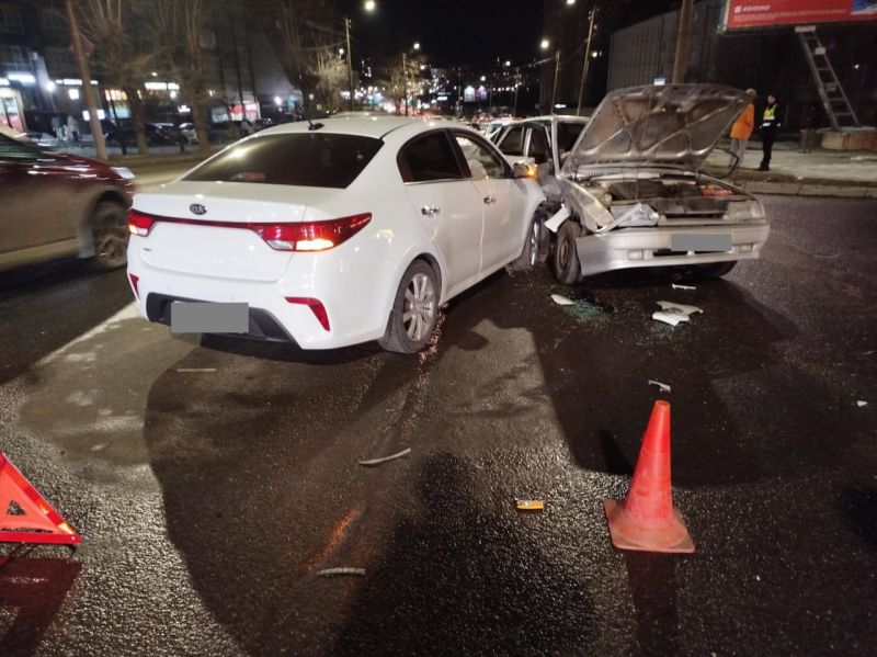 Два водителя пострадали в ДТП на улице Ленина в Кирове