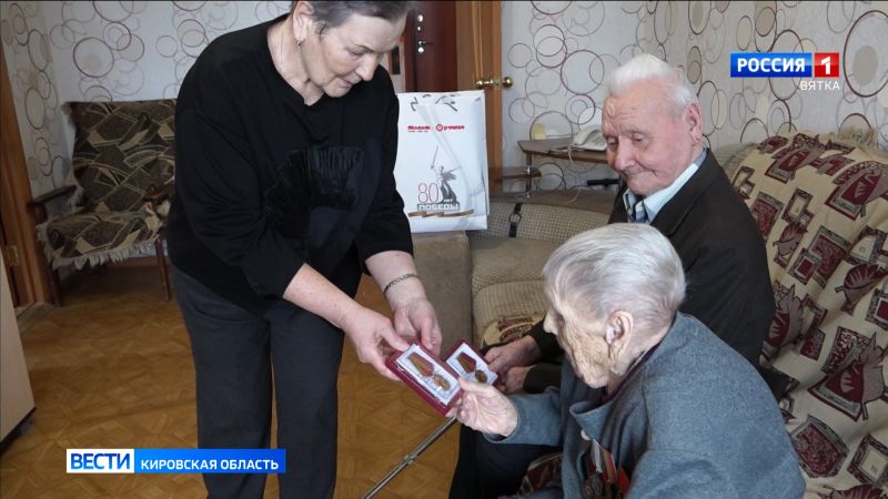 Жителям Вятских Полян вручили юбилейные медали к 80-летию Великой Победы
