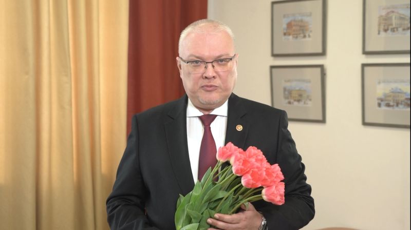 Губернатор Кировской области поздравил жительниц региона с 8 марта