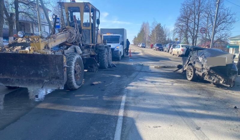 В Кировской области водитель «Хендэ Соната» пострадал после столкновения с Грейдером