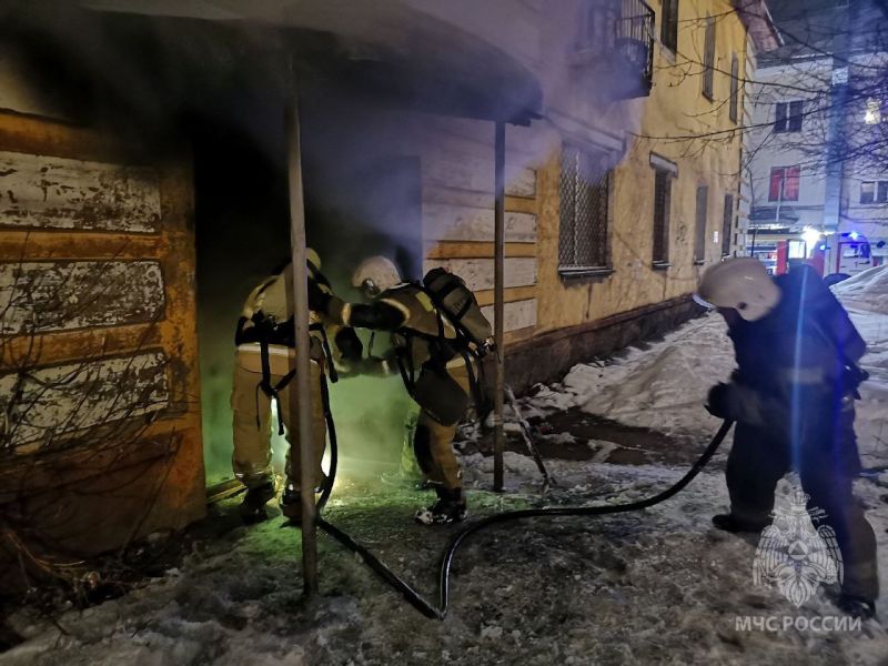 В Кирове 6 жильцов эвакуировали из пожара на Октябрьском проспекте