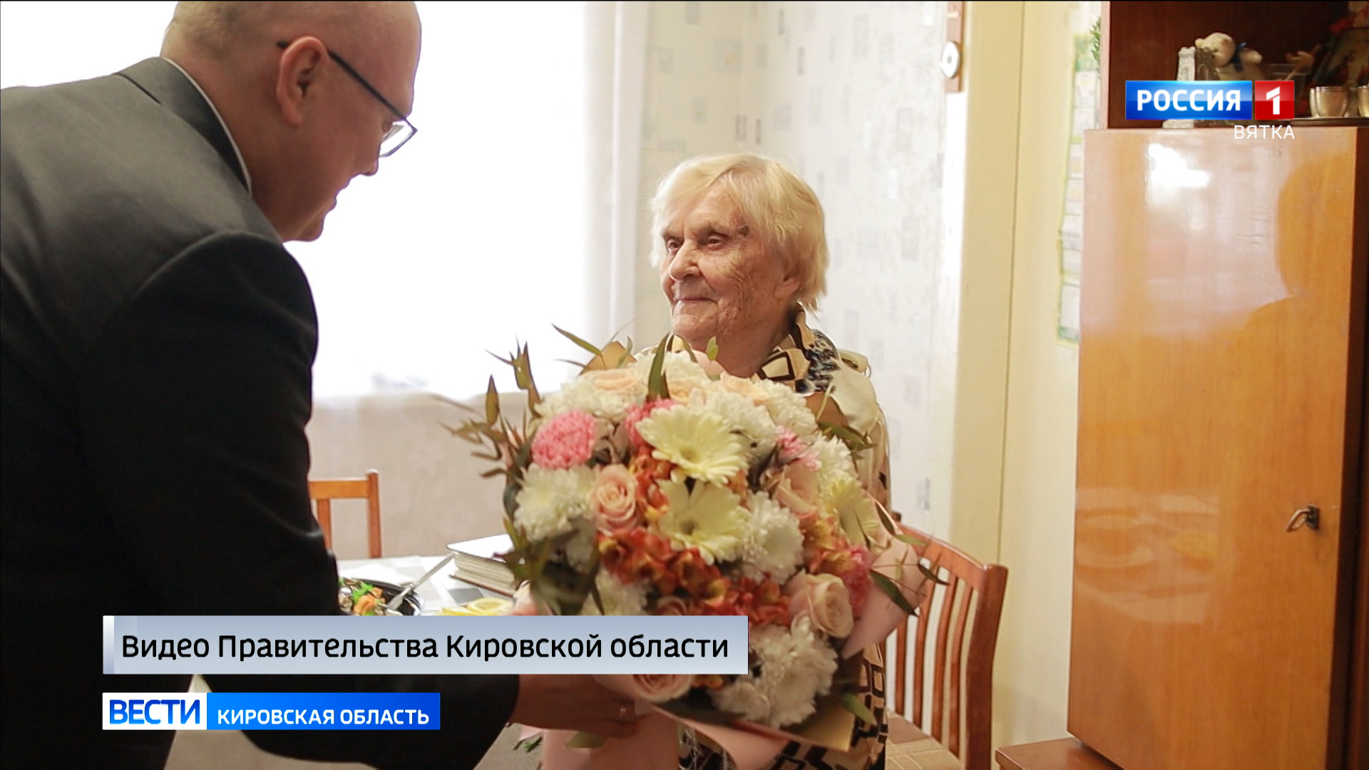 Александр Соколов вручил юбилейную медаль Победы ветерану Алевтине Злобиной