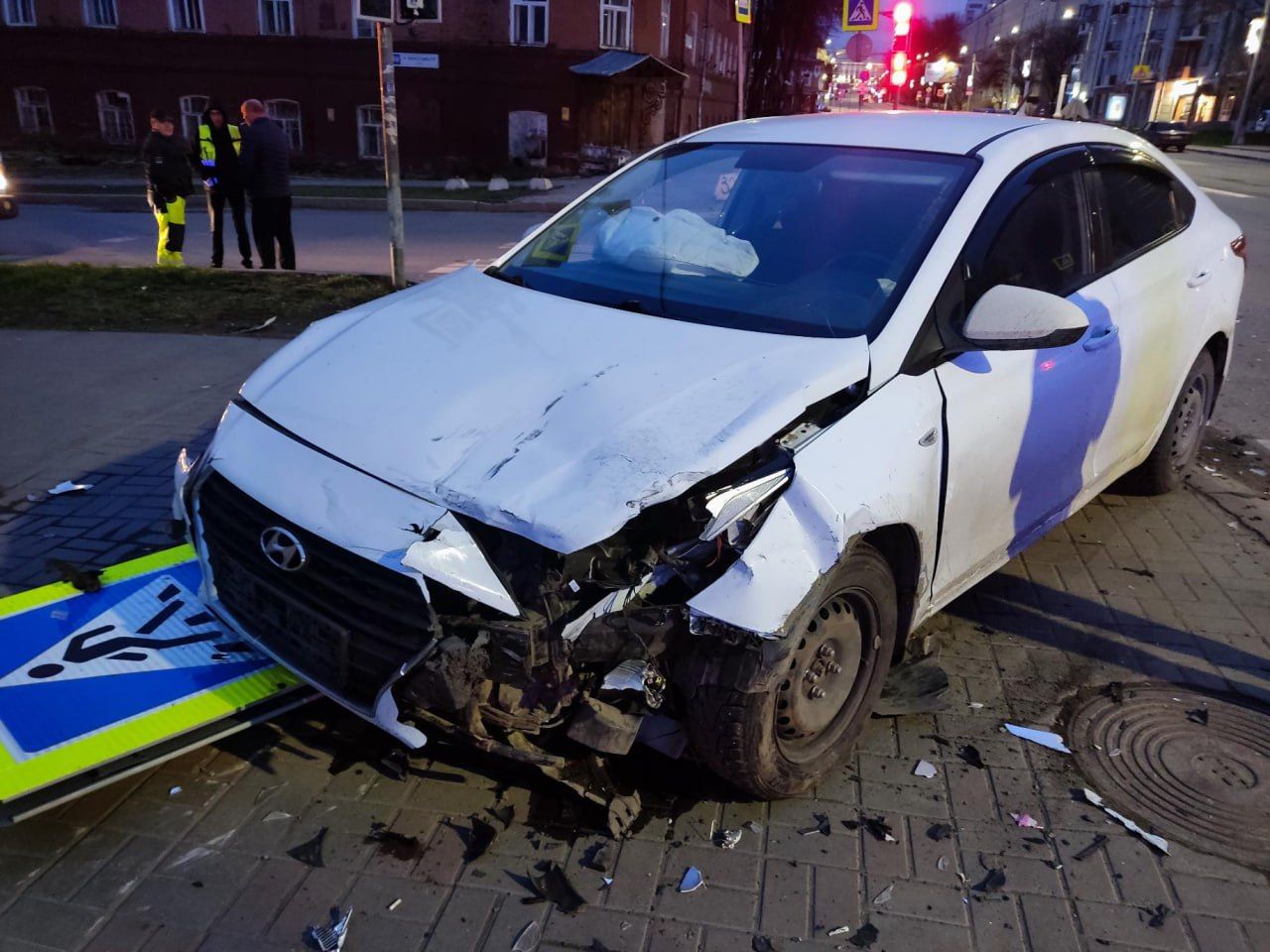 Наезд на дорожный знак привел к травмам двух кировчан