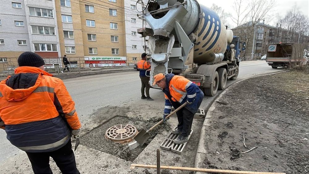 В Кирове начали восстанавливать просевшие люки колодцев и дождеприемных решеток