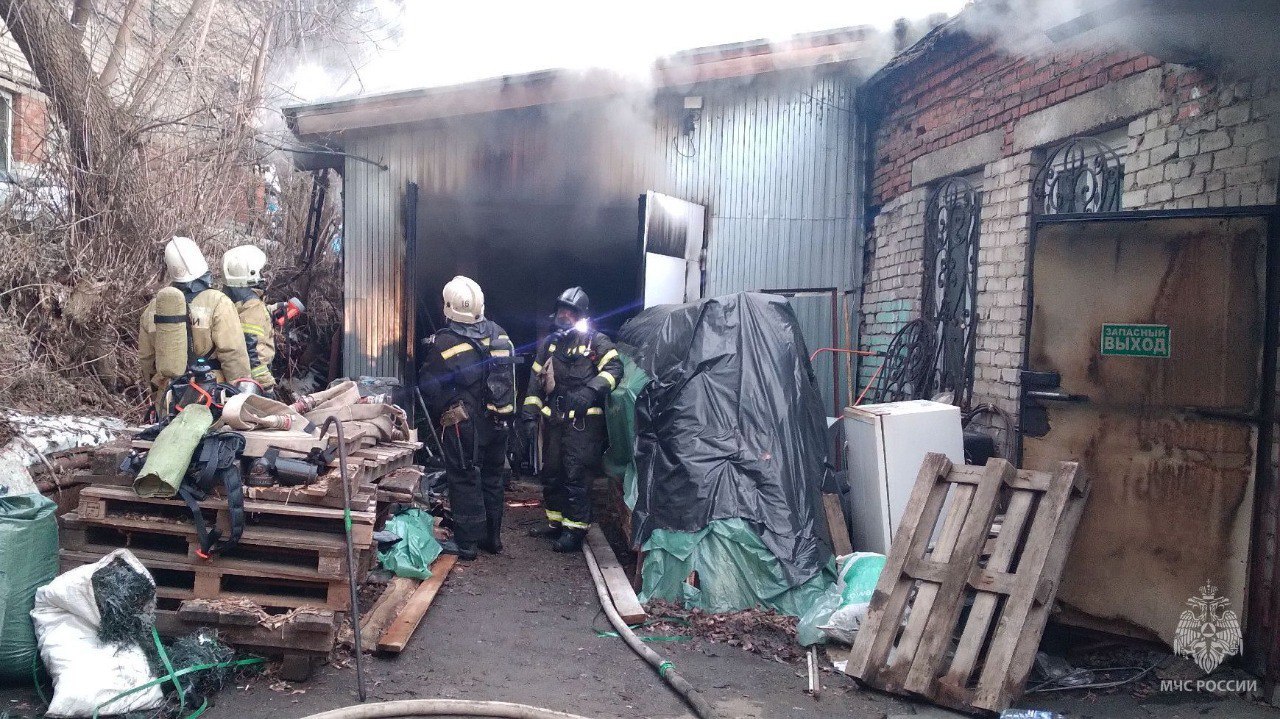 Названа предполагаемая причина утреннего пожара на улице Заводской в Кирове