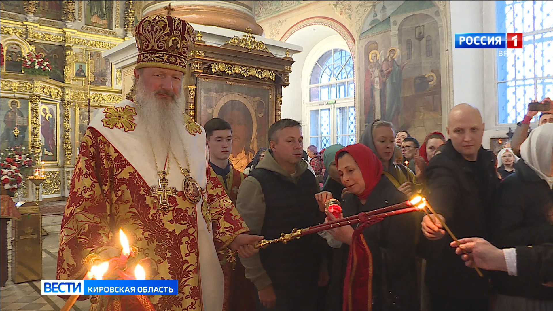 В вятских храмах можно получить частицу Благодатного огня из Иерусалима