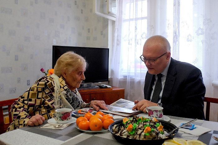 Александр Соколов вручил медаль 80-летия Победы Алевтине Семеновне Злобиной