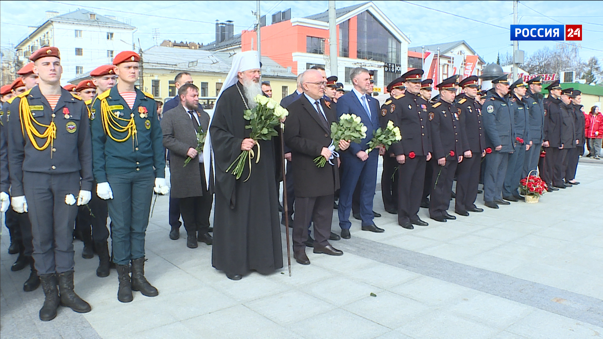 В День воинской славы России в Кирове возложили цветы к памятнику Александру Невскому