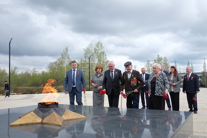 В Вятских Полянах губернатор вместе с ветераном войны возложил цветы к памятнику «Воинам-землякам»