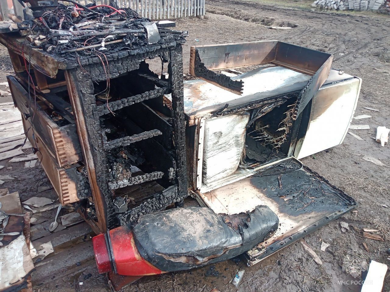 В городе Зуевка загорелся пристрой частного дома