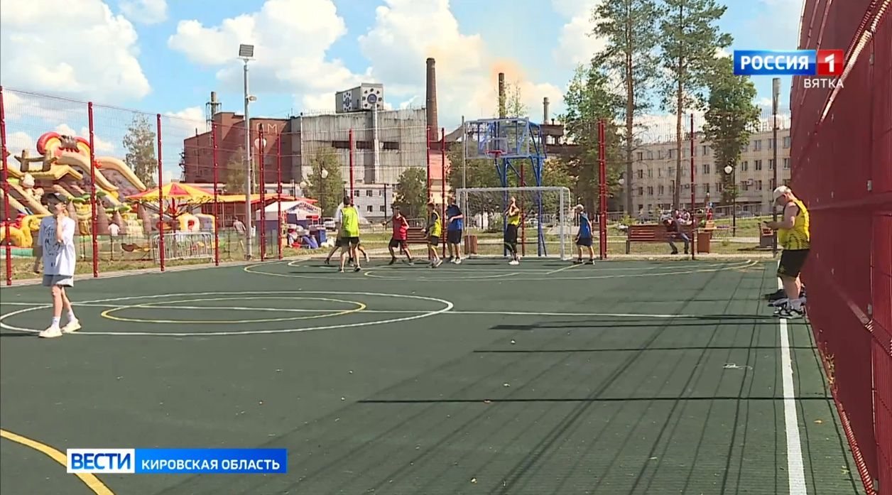 Работы на уличных площадках фиджитал-центра планируют завершить в мае