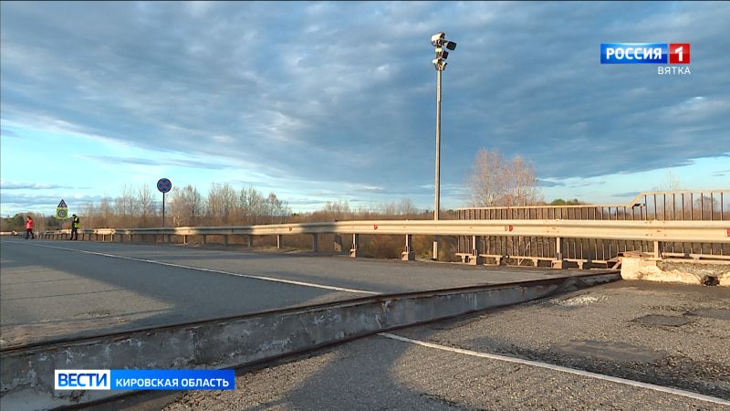 Эксперты заканчивают обследование аварийного моста через Молому