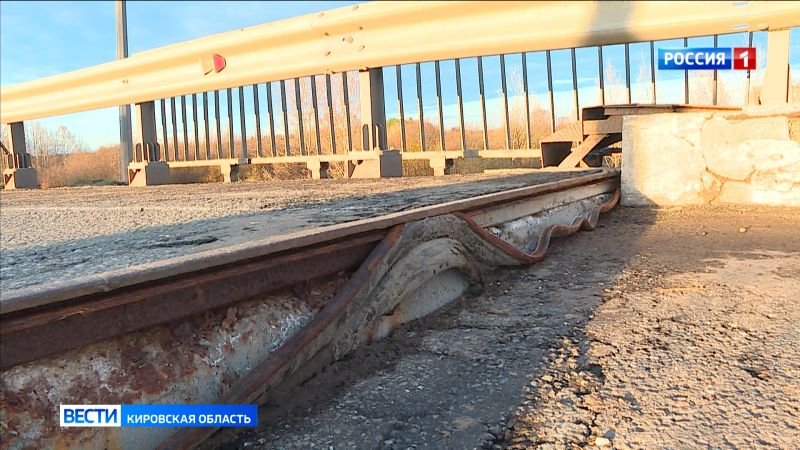 Вышел из строя мост через Молому: хронология событий, реакция властей и мнение перевозчиков