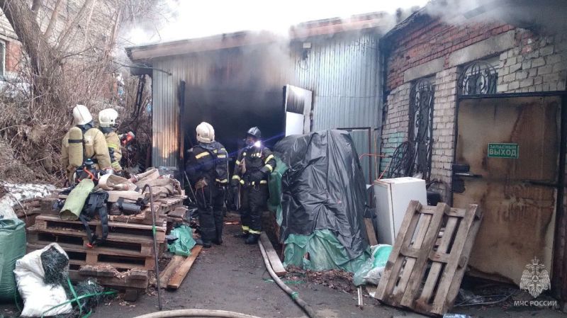 Названа предполагаемая причина утреннего пожара на улице Заводской в Кирове