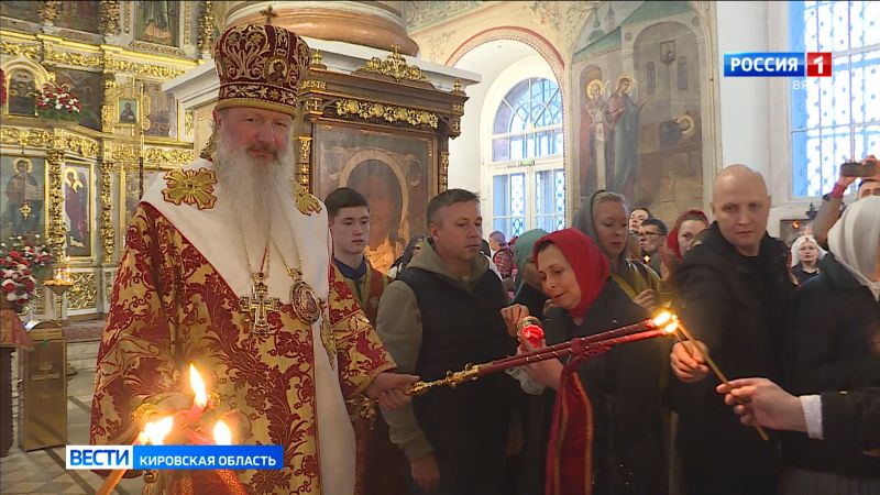 В вятских храмах можно получить частицу Благодатного огня из Иерусалима