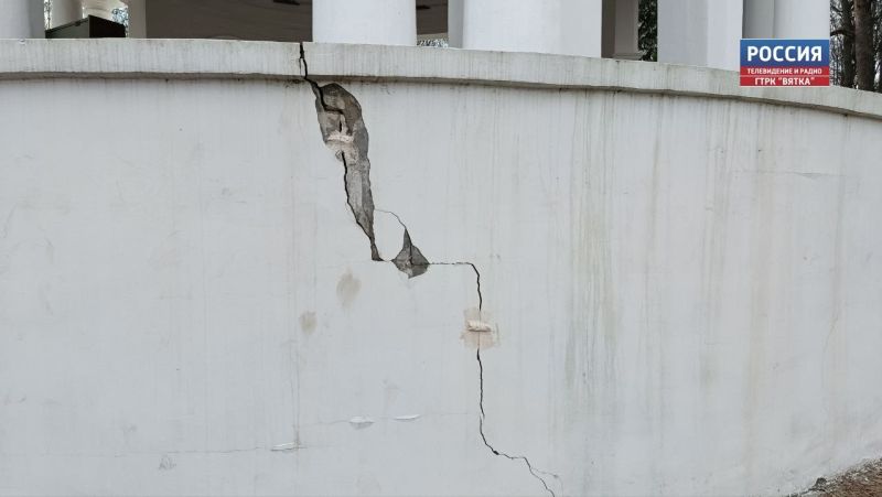 Ротонда, не болей: на трещины центрального строения Александровского сада установили маячки