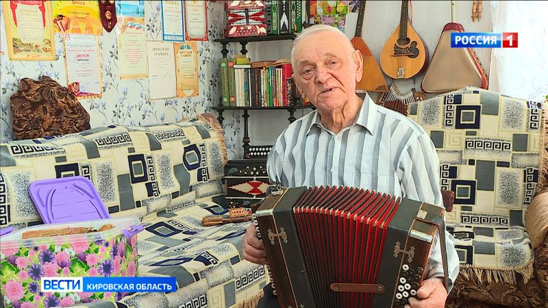 Житель Омутнинска хранит гармонь, дошедшую до Рейхстага