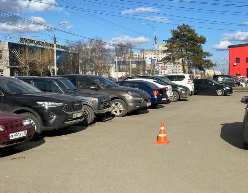 В Кирове разыскивают водителя, сбившего женщину и покинувшего место аварии