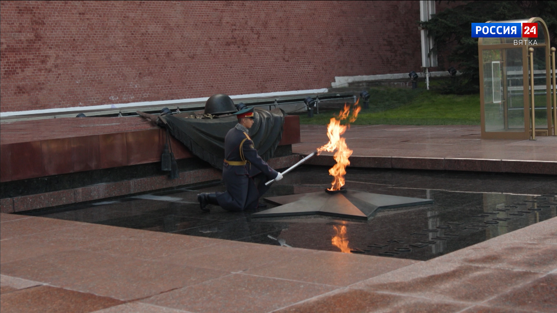 Участники международной акции «Огонь памяти» торжественно приняли в Кирове лампады с символом памяти