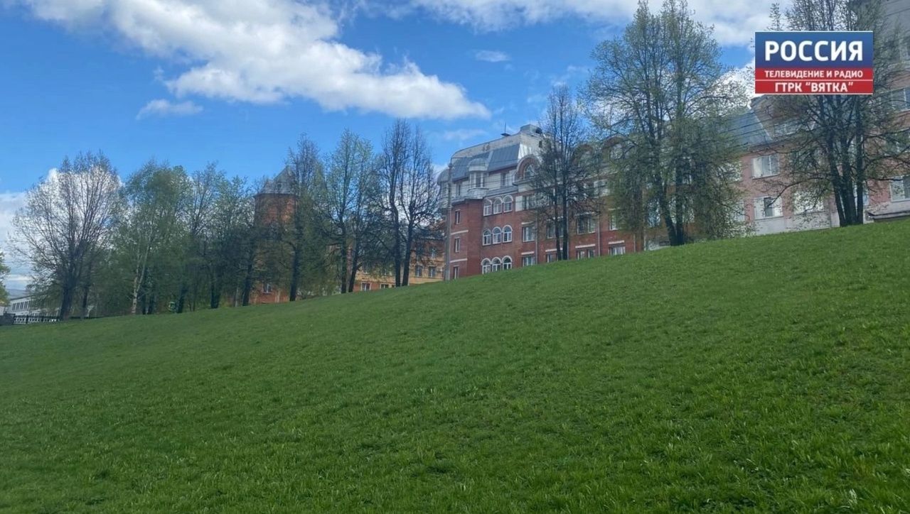 В Кирове начали приводить в порядок газоны